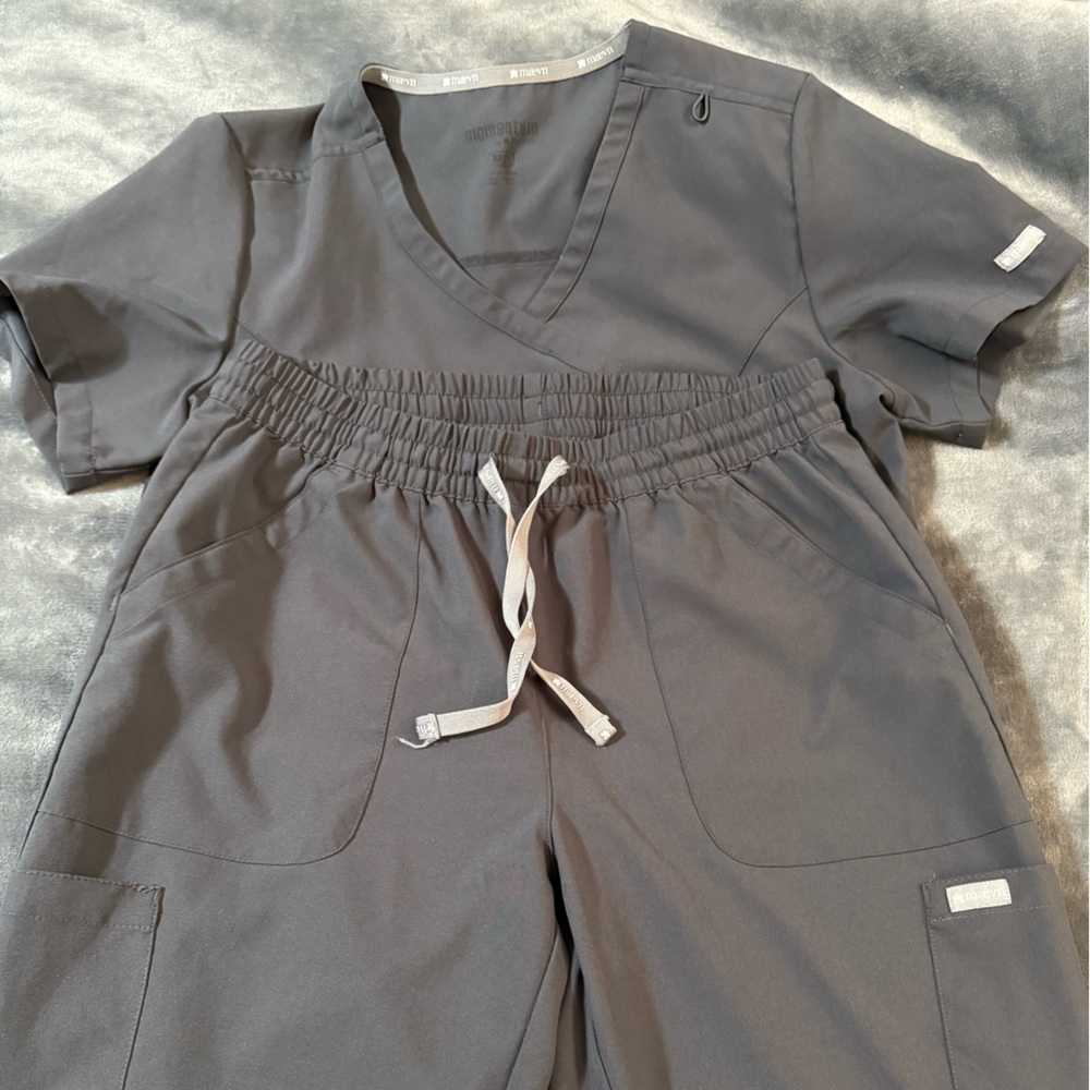 Maevyn Medium Gray Set
